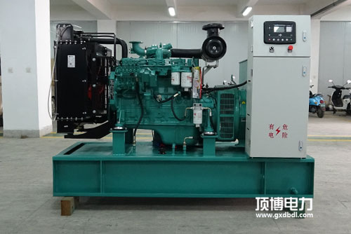 一台750kW柴油發電機組工作小於100h，起動排氣管有大量白煙